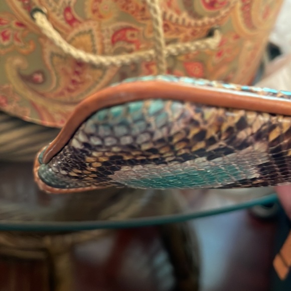 Dooney &Bourke wristlet pre owned has some flaws that are showed in pictures. - Picture 9 of 13